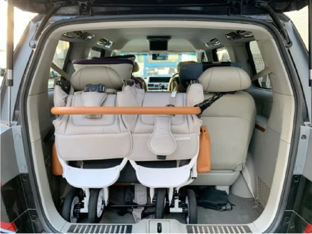 チャイルドシートを装着した車の荷台に積まれたエアバギー